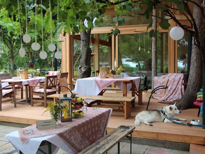 Hochzeit - Hunde erlaubt - Stockerau - Holzterrasse mit Holzpavillon für ca. 70 Personen - Weingut Weinhandwerk