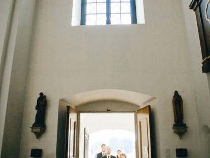 Hochzeit - Art der Location: im Freien - Arbesthal - Die nahegelegene Kirche.
Foto © stillandmotionpictures.com - Schloss Halbturn - Restaurant Knappenstöckl