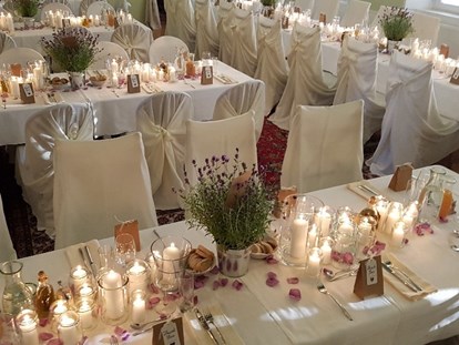 Hochzeit - Feistritz im Rosental - Eine festlich gedeckte Tafel zu feierlichem Anlass darf ruhig glänzender und üppiger sein, und die Stimmung Ihrer Hochzeitsfeier widerspiegeln. - Alte Schule