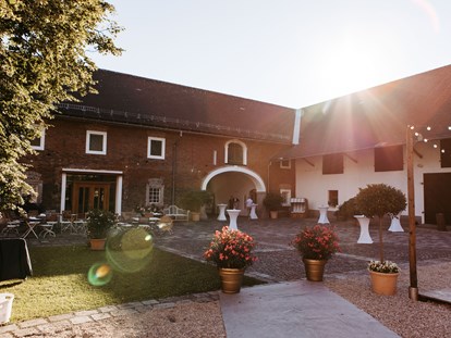 Hochzeit - Art der Location: privates Anwesen - Österreich - Abendstimmung im Innenhof
 - KletzmayrHof