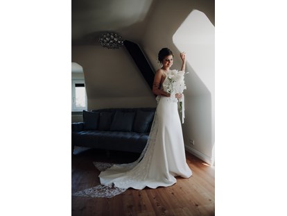 Hochzeit - Preisniveau: moderat - Anif - Braut in der Suite getting ready. - ARCOTEL Castellani Salzburg