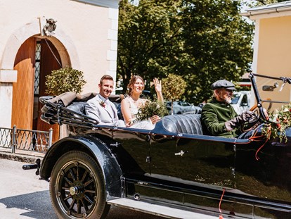 Hochzeit - Hochzeits-Stil: Modern - Mondsee - Anfahrt mit Oldtimer - ARCOTEL Castellani Salzburg