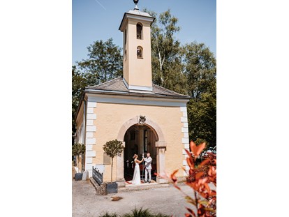 Hochzeit - Winterhochzeit - Neumarkt am Wallersee - Gemeinsames Läuten der Hochzeitsglocke - ARCOTEL Castellani Salzburg