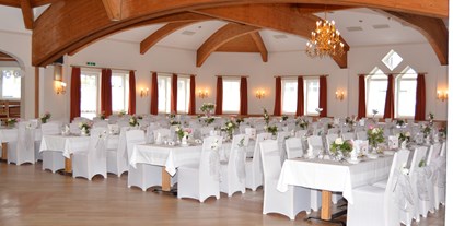 Hochzeit - Hochzeits-Stil: Modern - Mondsee - Festsaal mit Hussen - Frodlhof