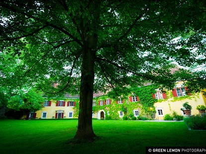 Hochzeit - Frühlingshochzeit - Vasoldsberg - Genießen Sie die Gartenanlagen des Schloss Ottersbach.
Foto © greenlemon.at - Schloss Ottersbach