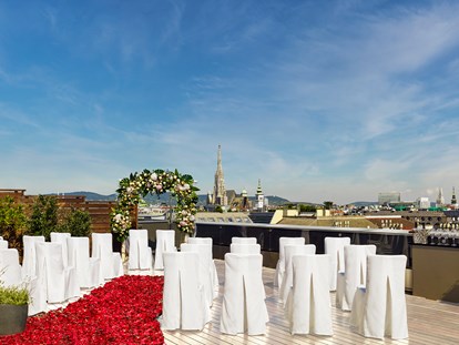 Hochzeit - barrierefreie Location - Tattendorf - Atmosphere Rooftop Bar im Sommer - Standesamtliche oder Freie Trauung - The Ritz-Carlton, Vienna