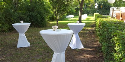 Hochzeit - Art der Location: Wintergarten - Donauraum - Sektempfang bei einer Gartenhochzeit - Berggasthof Magdalenenhof