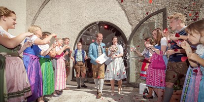 Hochzeit - Preisniveau: moderat - Anif - Empfang im Burginnenhof - Burg Golling