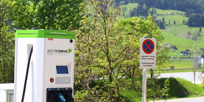 Hochzeit - Parkplatz: kostenlos - Obertraun - E Tankstelle vor dem Haus - Laudersbach's Event-Stadl