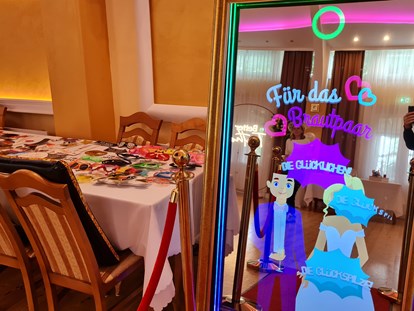 Hochzeit - interne Bewirtung - Eigener Spiegelfotobox Magic Mirror mit Hochzeit Requisiten und Hochteitsanimation - Hochzeitssaal Wien Rosental