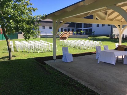 Hochzeit - Geeignet für: Seminare und Meetings - Pressbaum - Gartenansicht mit Pavillon und Sesseln - Donauhof Zwentendorf