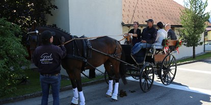Hochzeit - Parkplatz: kostenlos - Obertraun - Kutschenfahrt des Brautpaares - Hotel Post Walter 