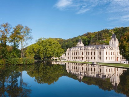 Hochzeit - nächstes Hotel - Bad Vöslau - Schloss Hernstein mit Spiegelung im Teich
Copyright: Peter Hruska
 - Schloss Hernstein