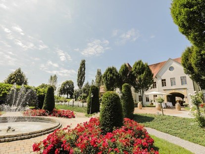 Hochzeit - Parkplatz: kostenlos - Schlossgarten des Weinschloss Thaller mit Springbrunnen - Weinschloss Thaller