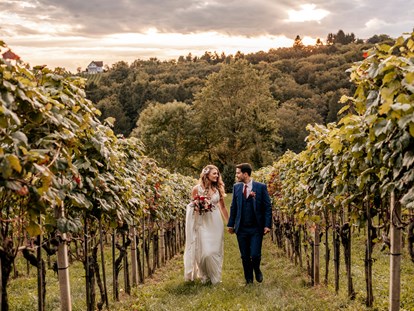 Hochzeit - Sommerhochzeit - Steiermark - Brautpaar im Weingarten des Weinschloss Thaller - Weinschloss Thaller