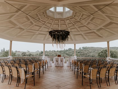 Hochzeit - Trauung im Freien - Pavillon mit Gartenbestuhlung - Weinschloss Thaller