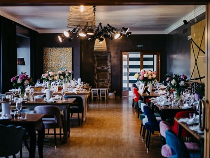 Hochzeit - Hochzeits-Stil: Rustic - Wien-Stadt Innere Stadt - Restaurant mit Teak Tischen - Kursalon Bad Vöslau