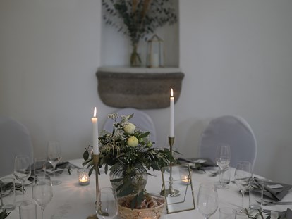 Hochzeit - Art der Location: Wintergarten - Donauraum - Tischdekoration - Schloss Events Enns