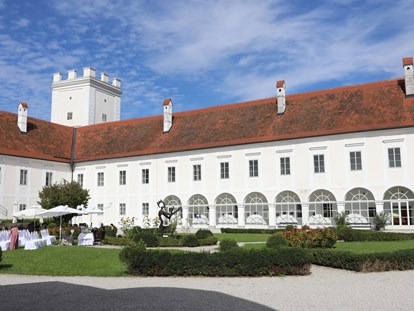 Hochzeit - Art der Location: Wintergarten - Donauraum - Freie Trauung im Garten - Schloss Events Enns