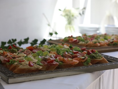 Hochzeit - Sommerhochzeit - Garsten - Gerne servieren wir Canapés und kleine Häppchen zur Mittagsagape  - Schloss Events Enns