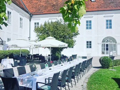 Hochzeit - Art der Location: Wintergarten - Donauraum - Festtafel im Schlosshof - Schloss Events Enns