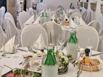 Hochzeit - Sommerhochzeit - Garsten - Roastbeef mit Sauce Remoulade wird eingestellt - Schloss Events Enns