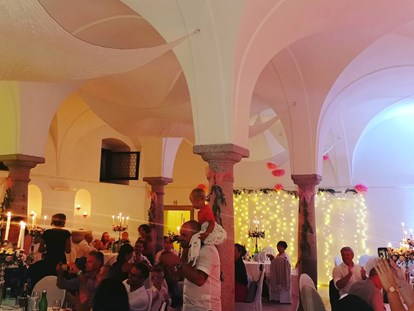 Hochzeit - Art der Location: im Freien - Ottenschlag im Mühlkreis - Partystimmung im Hochzeitssaal - Schloss Events Enns
