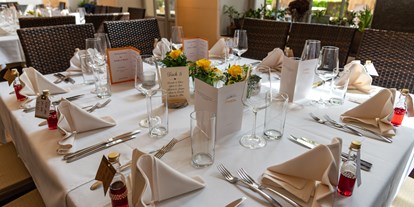 Hochzeit - Preisniveau: moderat - Enns - Die Orangerie im Schlosspark Steyr bietet eckige Tische für 8 Hochzeitsgäste. - Orangerie Steyr