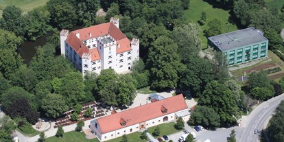 Hochzeit - Umgebung: am Land - Ostbayern - Luftbild Schloss Mariakirchen mit vorgelagerter Hausbrauerei und modernem Schlossparkhotel - Schloss Mariakirchen