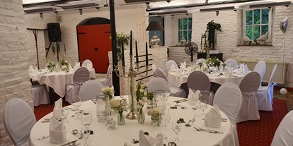 Hochzeit - Umgebung: im Park - Niederzier - Hochzeitsfeier in der Stallung - Landhaus Danielshof