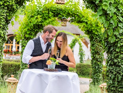 Hochzeit - Hochzeits-Stil: Boho-Glam - Weiden am See - vor Csarda - VILA VITA Pannonia