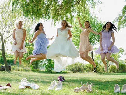 Hochzeit - Hochzeits-Stil: Boho-Glam - Weiden am See - Brautjungfern und Braut - VILA VITA Pannonia