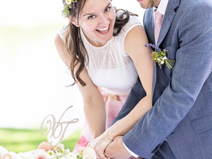 Hochzeit - Hochzeits-Stil: Boho-Glam - Weiden am See - Anschnitt der Hochzeitstorte. - VILA VITA Pannonia