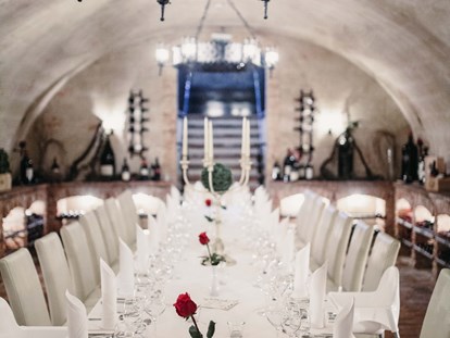 Hochzeit - Art der Location: Hotel - Pamhagen - Eine Hochzeitstafel im hauseigenen Weinkeller VITAKELLA. - VILA VITA Pannonia