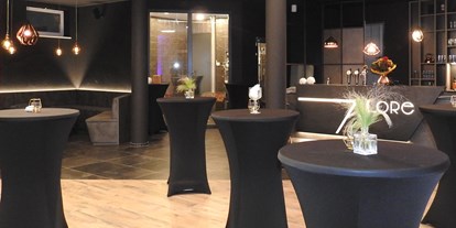 Hochzeit - externes Catering - Helfenberg (Ahorn, Helfenberg) - unser Party-Bereich kann auch mit weißen Hussen ausgestattet werden <3 - LoRe Cocktailmanufaktur | Destillerie