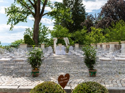 Hochzeit - Art der Location: Schloss - Stainz - Standesamtliche Trauung im Rosengarten  - Schloss Vasoldsberg 