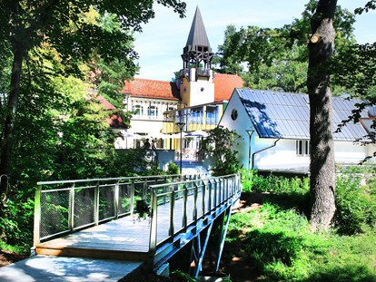 Hochzeit - Frühlingshochzeit - Vasoldsberg - Die Brücke zum Waldpavillon  - Schloss Vasoldsberg 