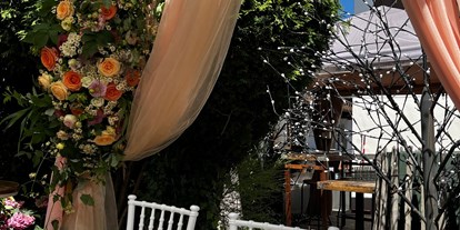 Hochzeit - Preisniveau: hochpreisig - Zugspitze - Der Geheime Garten im 4Eck, ein perfekter Ort für freie Trauung oder Essen im Grünen - 4Eck Restaurant Garmisch Hochzeitslocation - 4ECK Restaurant & Bar 