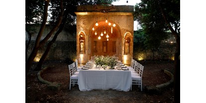 Hochzeit - Kapelle - Apulien - Der Tisch für das Hochzeitspaar in unserem Schlossgarten www.retreat-palazzo.de - Retreat Palazzo