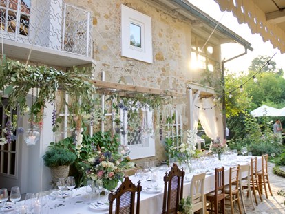 Hochzeit - Sommerhochzeit - Garsten - Tafel für bis zu 30 Personen im Innenhof, Blickrichtung Westgarten. - Großkandlerhaus