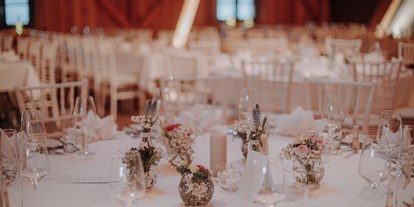 Hochzeit - Geeignet für: Hochzeit - Geisenfeld - Runder Tisch mit kleiner Tischdekoration in der Eventtenne - Eventtenne - Hochzeits- & Veranstaltungslocation