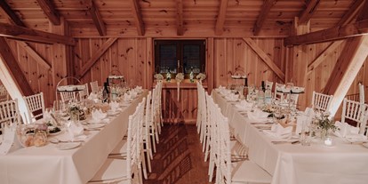 Hochzeit - Art der Location: ausgefallene Location - Wolnzach - Lange Tafeln in den Seitennischen der Tenne - Eventtenne - Hochzeits- & Veranstaltungslocation