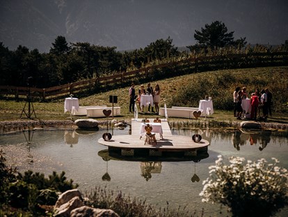 Hochzeit - Hochzeits-Stil: Traditionell - Tirol - Freie Trauung am See (c) Alexandra Jäger / @alexandra.grafie - Stöttlalm