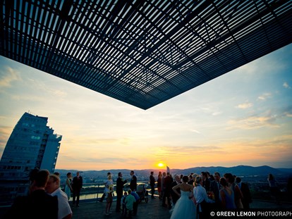 Hochzeit - Art der Location: im Freien - Arbesthal - Der Terrassenbereich der Wolke21 mit Blick auf Wien. - wolke21 im Saturn Tower