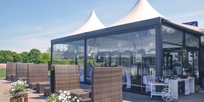 Hochzeit - Hochzeitsessen: À la carte - Schleswig-Holstein - Terrasse mit eleganten Loungemöbeln - Strandrestaurant Marienbad