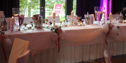 Hochzeit - Art der Location: Fabrik - Neumünster - Brauttisch im EventRaum - Hotel Altes Stahlwerk
