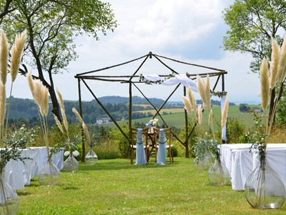 Hochzeit - Hochzeits-Stil: Boho-Glam - Oberösterreich - Zeremonie im Obstgarten - Vedahof - Gramastetten