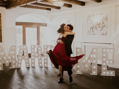 Hochzeit - Hochzeits-Stil: Boho-Glam - Oberösterreich - Verlobung im Siddhiraum - Vedahof - Gramastetten