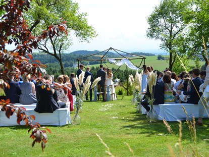 Hochzeit - externes Catering - Helfenberg (Ahorn, Helfenberg) - Zeremonie im Obstgarten - Vedahof - Gramastetten