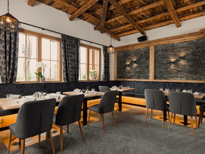 Hochzeit - Hochzeits-Stil: Traditionell - Tirol - Unser Stüberl mit bis zu 80 Sitzplätzen. Es kann seperat genutzt werden und ist durch eine breite Schiebetüre vom Panoramarestaurant getrennt. Geöffnet sind beide Räumlichkeiten  - jezz AlmResort Ellmau